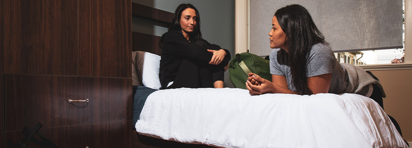 woman talking to another patient about personality disorders and addiction at Sunrise Detox Fairfax