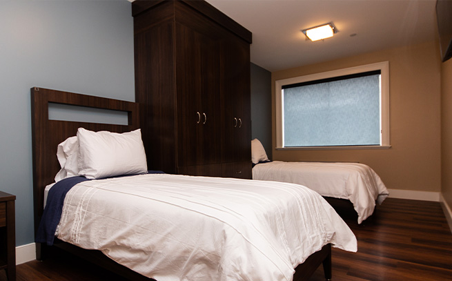bedroom at Sunrise Detox Fairfax
